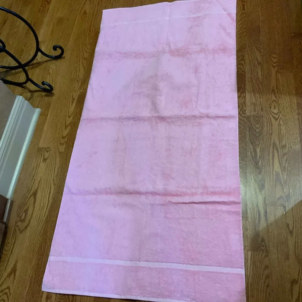 Vintage Bath Towel 25 X 50 Pink Spa Beach NOS